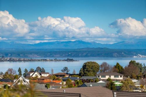 Nukuhau House | View from the Top - Spa Pool, Lake & Mountain Views, Close to Town!
