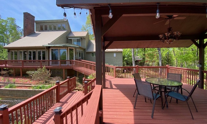 Cleveland House | View of the Mountains at Paradise Lost w a Massive Deck near Wineries & Helen Ga