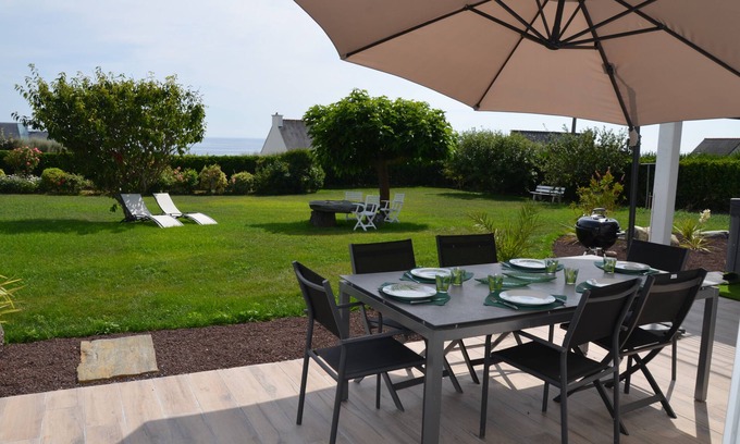 Plozevet Villa | View over the whole of Audierne Bay, beach on foot, 3 bedrooms with private Jacuzzi