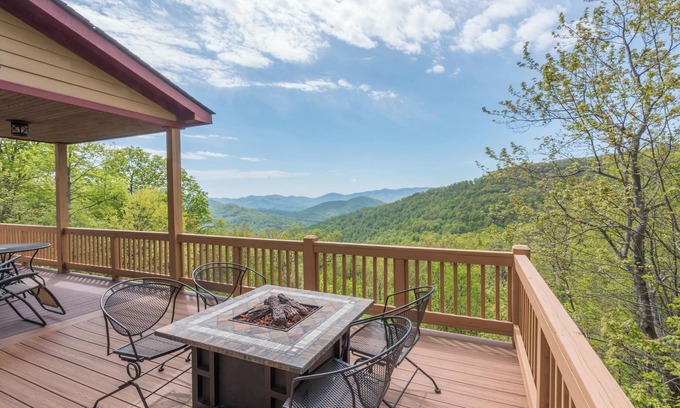 Laurel Ridge House | Viewmont | Deck, Fire Pit & Breathtaking Mountain Views!