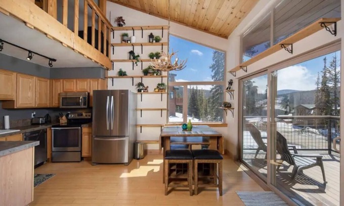 Baldy Mountain House | VIEWS!Early Checkin!2BR/2BA town-home.On bus route