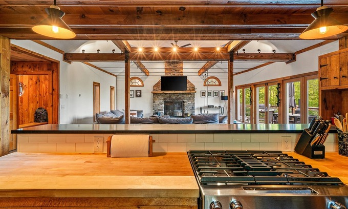 Stratton Mountain House | Views for Days | A/C | Hot Tub | Sauna | Close to Swimming, Golfing, Hiking!
