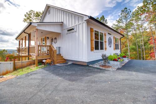 Ellijay House | Views, Hot Tub and Trails Modern Ellijay Cottage