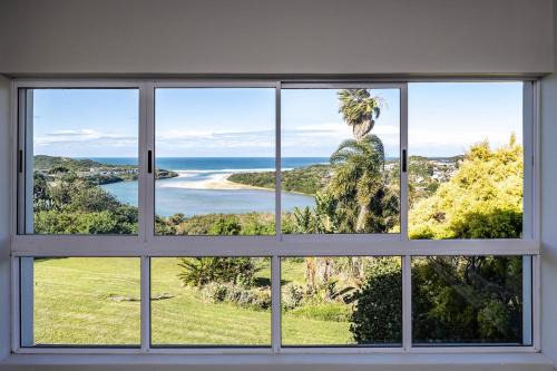 Beacon Bay Apartment | Views on 24