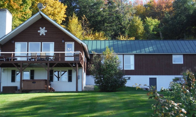 Stowe Hollow House | Views to Mt. Mansfield * Stowe Parking Pass * 2 TV/Family Rooms * Fast Internet