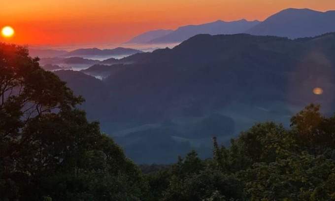 Johnson County House | Views, views, views! Private mtn escape with king bed.