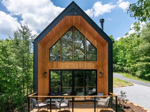 Young Harris House | Viking Hut Modern Forest Hideaway Fall Dogs