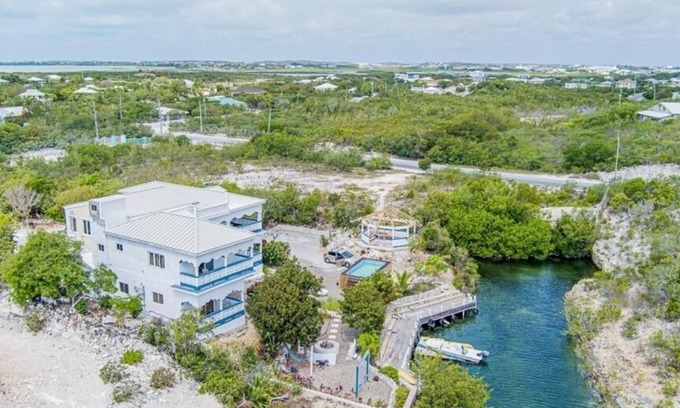 Discovery Bay Apartment | Villa Serenity - (Water View Suite)
