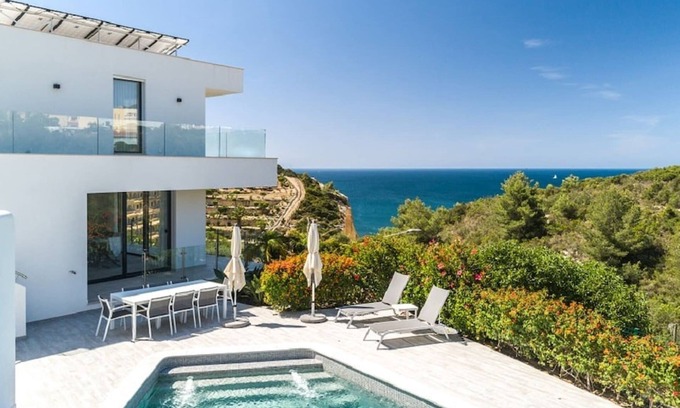 Vale de Centianes Villa | Vila Centeanes Luxury villa,enviable position stunning sea views!