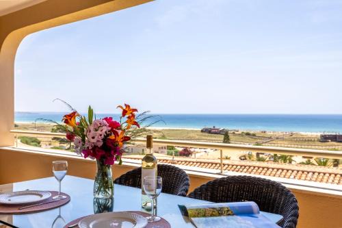 Meia Praia Apartment | Vila Palmeira Beach Resort