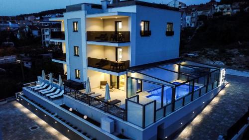 Okrug Gornji Apartment | Villa 23 A heated pool