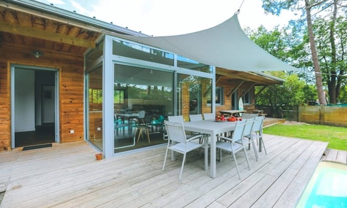 Mimizan Villa | Villa 4* Les Cahuttes with swimming pool between ocean and forest.