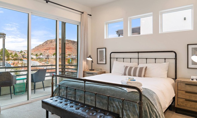 Bloomington Condo | Villa 4 -Luxury Villa with Pool View