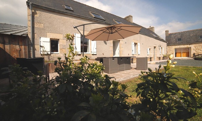 Peumerit Villa | Villa '7pers Piscine-spa Plage 4kms' with Private Terrace, Private Garden and Wi-Fi