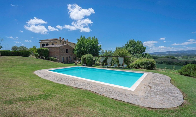 Castiglione del Lago Villa | Villa Acquaviva With Pool In Perugia