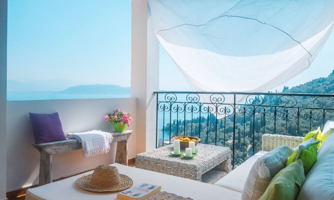 Kavalleraina House | Villa Agni: Stunning views of Agni Bay, village location