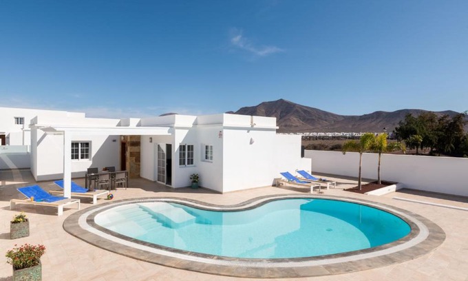 Playa Blanca Villa | VILLA ALAY by Buenavilla