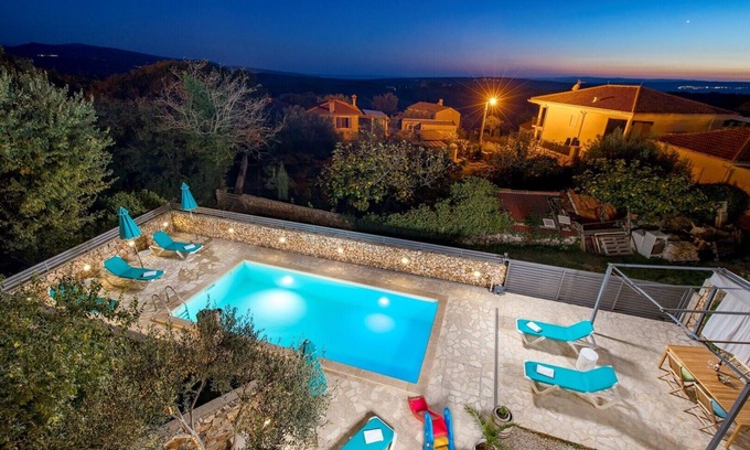 Garica Villa | Villa ANNA-LENA with pool near sandy beach