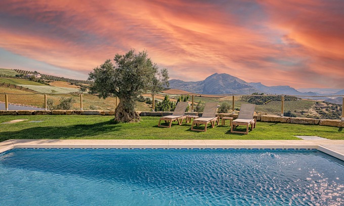 Antequera Villa | Villa Antequera with mountain views