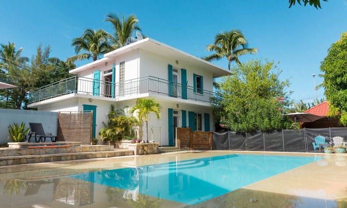 La Saline Les Bains Villa | Villa Anthalo and its large heated swimming pool, 2 steps from the lagoon