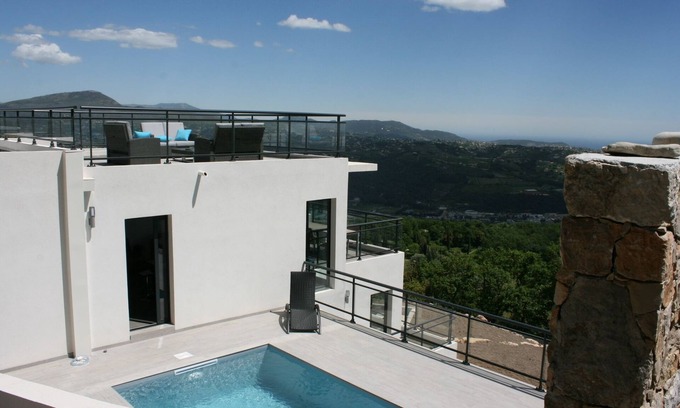 Saint-Jeannet Apartment | Villa Apartments, private garden and pool, sea view