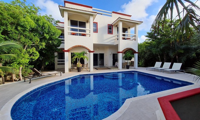 Akumal Villa | Villa Arrecife - Beautiful Villa Sleeps 14 with Private Pool