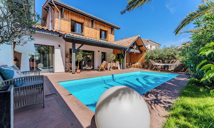 La Teste-de-Buch Villa | Villa 'Avec Piscine La Teste De Buch' with Private Pool, Private Terrace and Wi-Fi