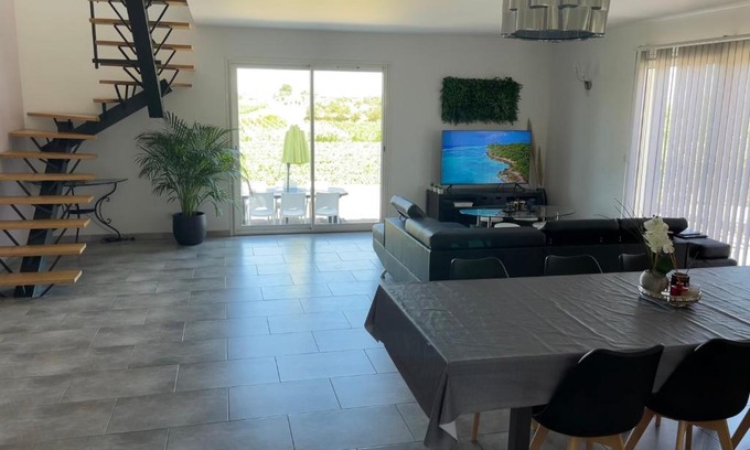 Pinet Villa | Villa avec vue sur vignes à 15min des plages