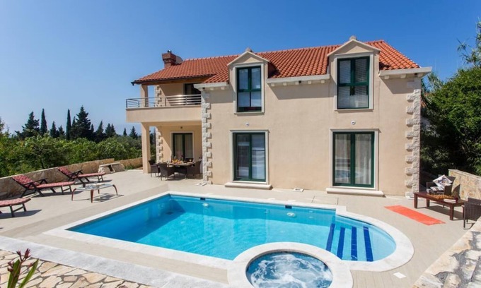 Brasina Villa | Villa Avoca - Four Bedroom Villa with Swimming Pool