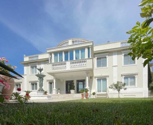 Livorno Apartment | Villa Bianca a few steps by the sea with exclusive garden & jacuzzi