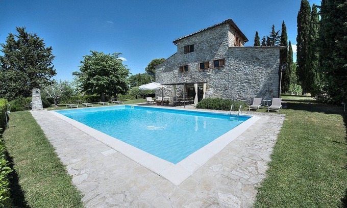 Gaiole in Chianti Villa | Villa Biancofiore: A characteristic and welcoming three-story ancient tuscan country house situated in the heart of the Tuscan countryside, with Free WI-FI.