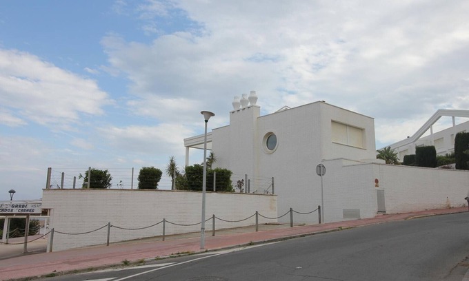 Torredembarra House | Villa Blanca 8 - Spacieuse Maison Mitoyenne avec Piscine à 100m de la Plage