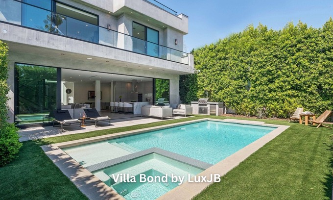 Los Angeles Villa | Villa Bond by LuxJB 🏆 Design Award-Winner 🏆 Heated Pool & Jacuzzi