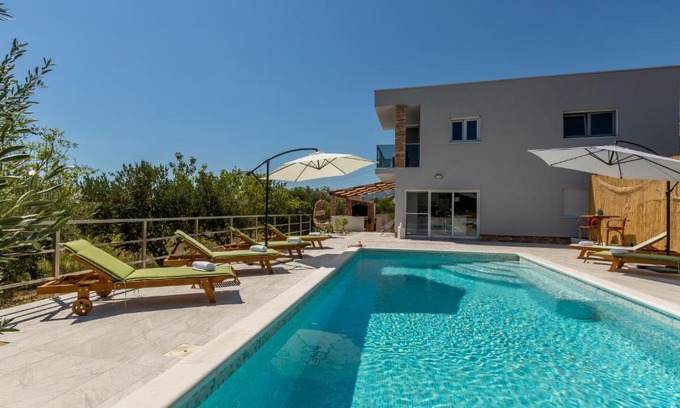 Kastel Kambelovac Villa | Villa Bučije private pool save 15 percent on Split-villas com