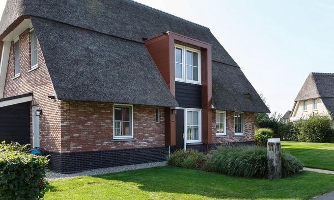 Delfstrahuizen Villa | Villa by Tjeukemeer with Private Jetty