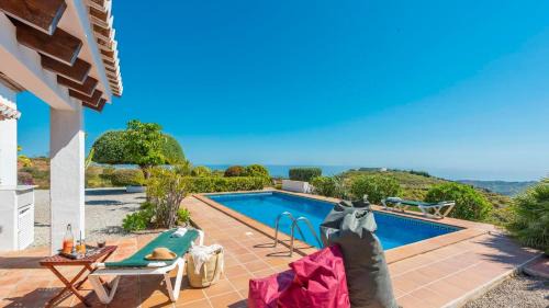Cajiz House | Villa Cala Chica Cajiz by Ruralidays