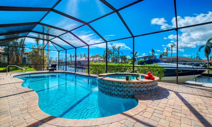 Caloosahatchee Villa | VILLA CALLA – HEATED POOL & SPA | GULF ACCESS | CANAL VIEW | BOAT RENTAL + TOURS VOUCHER INCL.