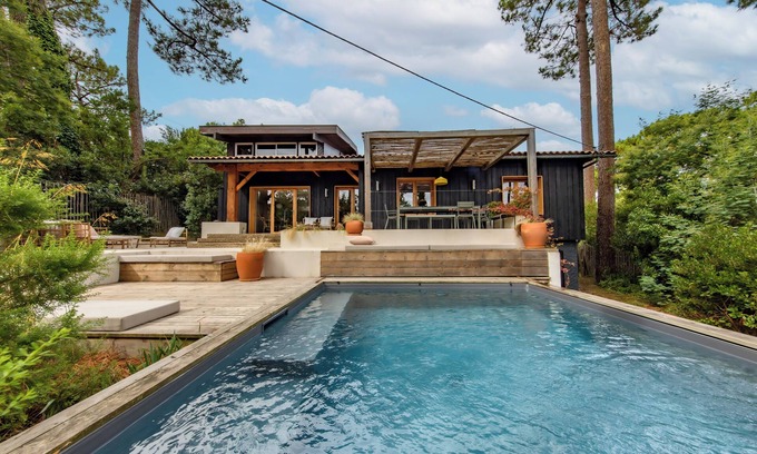 Piraillan Villa | Villa 'Cap-Ferret, Vue Bassin-pinède' with Shared Terrace, Private Garden and Wi-Fi