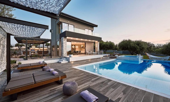 Akrotiri Villa | Villa Carpos