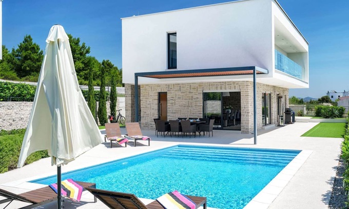 Tribunj Villa | Villa Carrera- modern villa for 10 guests with a pool and hot-tub close to the beach
