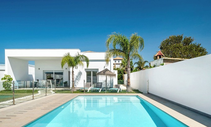 Conil de la Frontera Villa | Villa 'Casa Pepi' with Private Pool, Wi-Fi and Air Conditioning