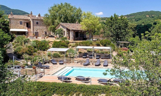 Umbertide House | Villa Cenobio G: A characteristic and welcoming two-story apartment that is part of an ancient country house made of stone, with Free WI-FI.