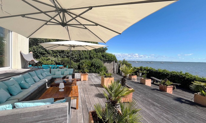 Andernos-les-Bains Villa | Villa Cissia and its terrace overlooking the beach, for dreamy moments.
