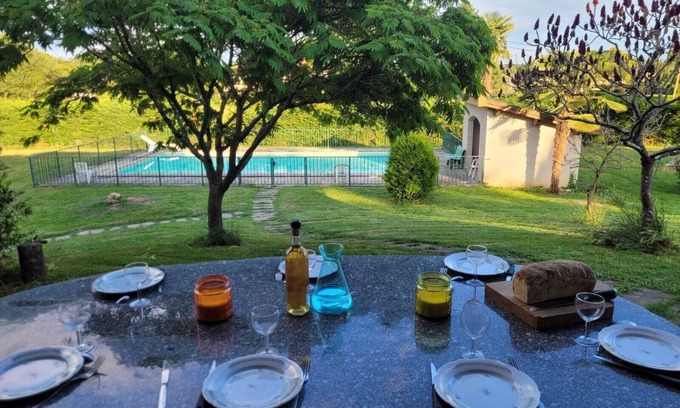 Lisle-sur-Tarn Villa | Villa "Clair Soleil" with beautiful garden and large swimming pool.