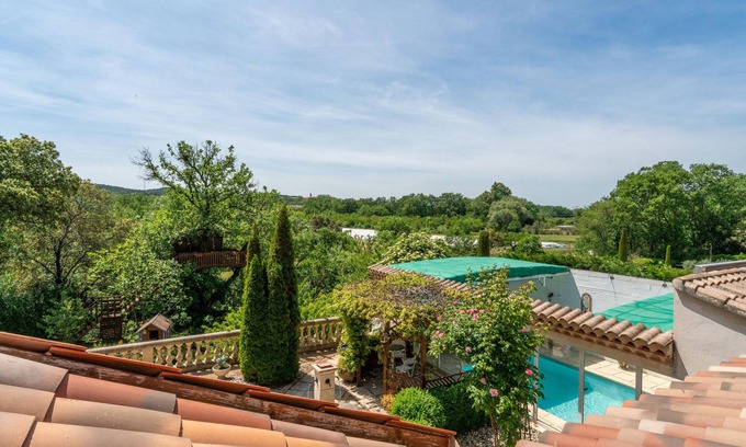 Venasque Villa | Villa "Clos Des Fontaines" with Mountain View, Shared Pool & Wi-Fi