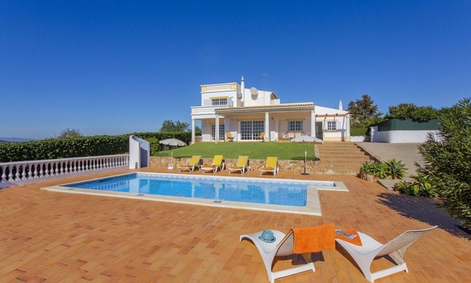 Mem Moniz Villa | Villa Colina do Sol by Villa Plus