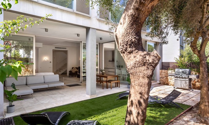 Colonia Sant Jordi Villa | Villa Colonia Sea Holiday with Garden & Wi-Fi