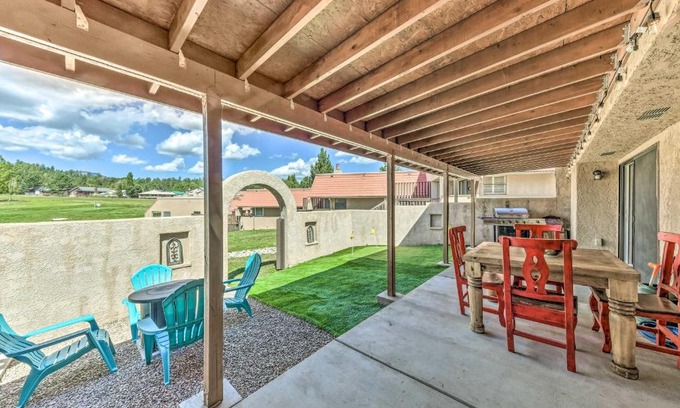 Ruidoso Apartment | Villa Con Vista with Putting Green and Hot Tub!
