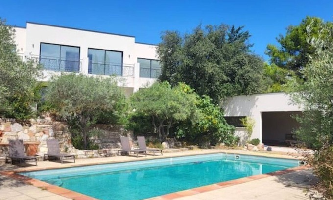 Lirac Villa | Villa Contemporaine Entre Oliviers et Garigues