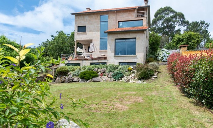 Cangas Villa | Villa de Campo - Six Bedroom Villa, Sleeps 12